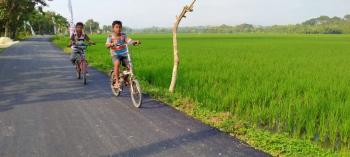 Anak Jatimulyo, Manfaatkan Jalan Aspal TMMD Tambakrejo Bojonegoro Untuk Bersepeda